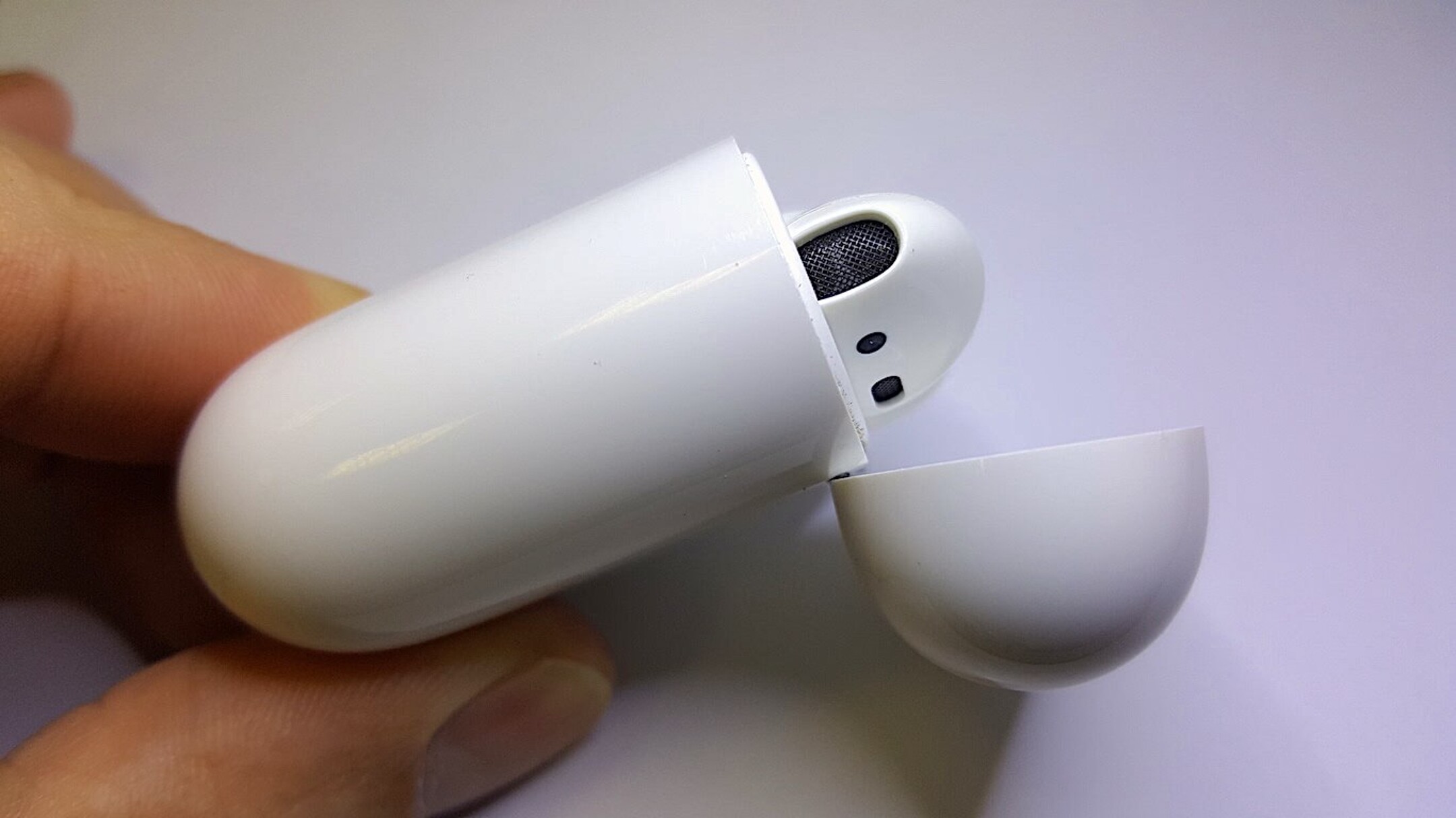 Требуется чистка наушников AirPods в Москве? | Сервис-Бит